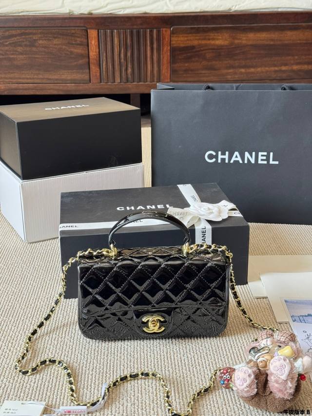 牛皮版本 配挂件 chanel 22B金属手柄Minicf 新款金属手柄 Cf Mini 真香 金属双C Logo 经典万年 金这季手柄跟以往也不一样了 金属装