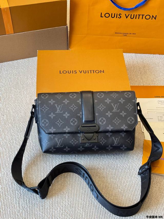 牛皮版本 lv新款S-Cape邮差包 取材Monogram黑花Taurillon 皮革 新颖开合设计回溯Georges Vuitton 于 1886 年打造的