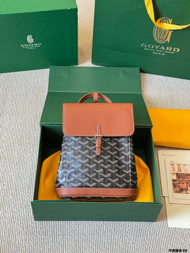 牛皮版本 goyard 戈雅Mini双肩包 造型简洁大气 肩带多种调节方式 三种背法 看似小巧的造型却有着超大的容量 再加上有品牌专利技术的特殊小牛皮 手感极度
