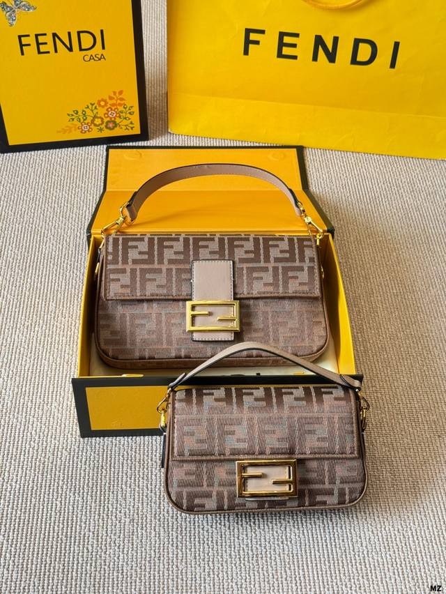 牛皮版本 fendi Baguette 法棍包中号 fendi Baguette 法棍包中号第一眼就觉得砸中了我 加上中号有一根较长的肩带 非常实用 中号的装两