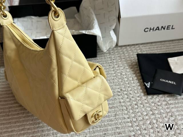 配盒 size 24 15Cm 香奈儿中古保龄球包 这个保龄球包真的太香了~ 近期很有人气的一只Vintage Chanel 保龄球包 版型不容易过时 拎在手中