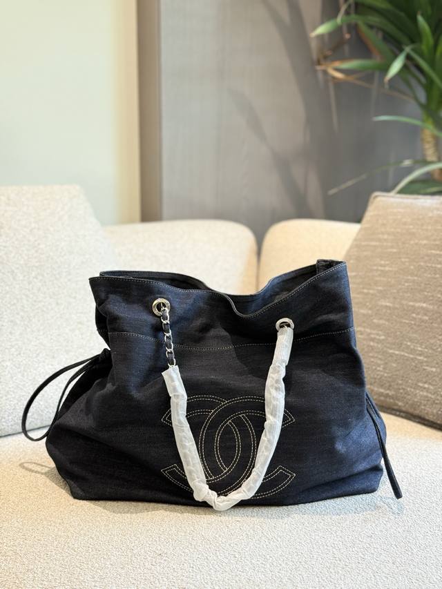 香奈儿包包 香奈儿链条斜挎包22C早春新款购牛仔购物袋可拎可背搭配小包买一送一的节奏[机智]妈咪包简易的搭扣设计.任何细节对版布料 对版刺绣Logo 品质超赞3