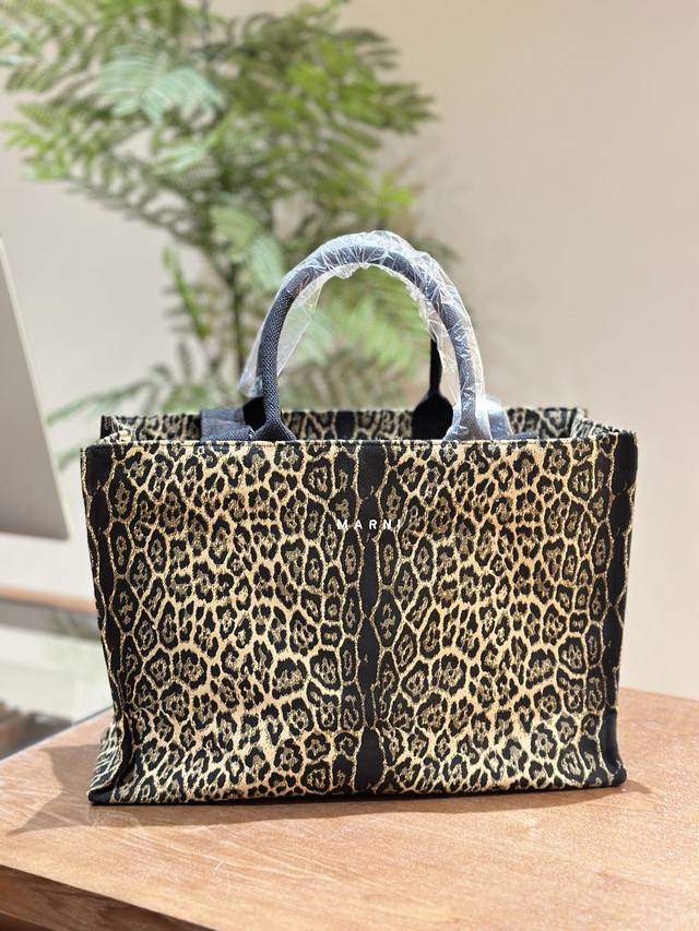 夏日出街提升回头率的秘密单品它来了 说实话看到这款包第一眼的实话我是惊艳的 因为他不同于普通豹纹包 根本不适合咱们大众的风格 背上去会有一种违和感 这也导致其实