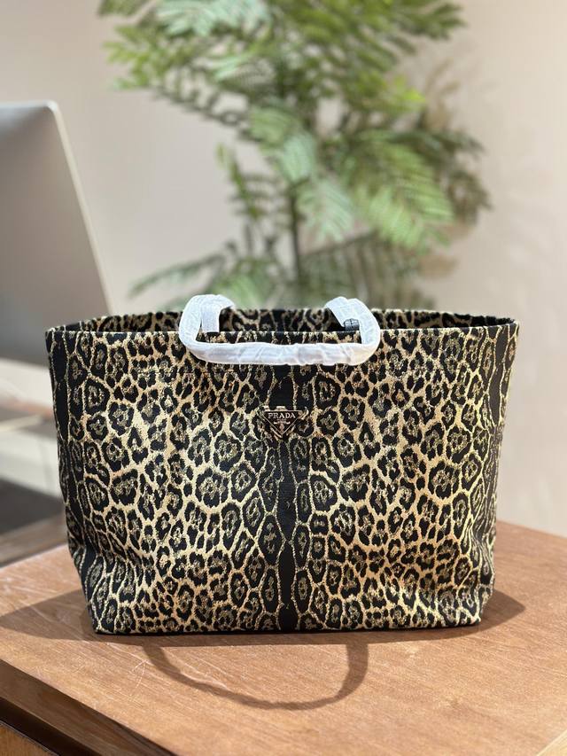 夏日出街提升回头率的秘密单品它来了 说实话看到这款包第一眼的实话我是惊艳的 因为他不同于普通豹纹包 根本不适合咱们大众的风格 背上去会有一种违和感 这也导致其实