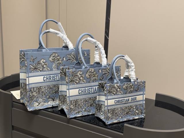 配折叠盒丝巾 dior 原版布提花 dior Book Tote今年最喜欢的一款购物袋 Tote我用的次数最多的包 迪奥因为容量超级大 不管什么东西都向里面放