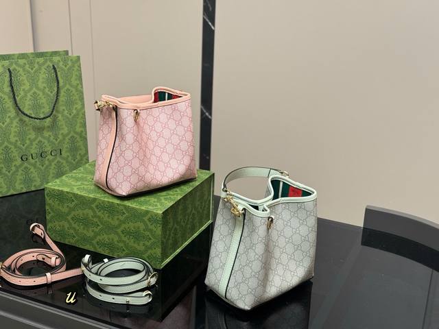 配折叠盒 size 18*17Cm 古奇炸街水桶包 这款有多经典就不介绍啦 反正是百分百不会踩坑的 任何风格都可以驾驭 经典款是百分百值得入手