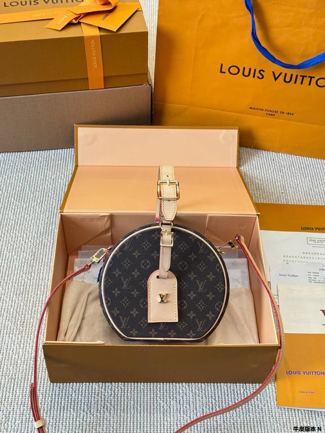 牛皮版本 louis Vuitton硬圆饼 手提圆饼包 lv的硬饼 硬挺的包身就显得特别有质感 Louis Vuitton硬圆饼 适合凹造型的一款包 不仅能装下 牛皮版本 louis Vuitton硬圆饼 手提圆饼包 lv的硬饼 硬挺的包身就显得特别有质感 Louis Vuitton硬圆饼 适合凹造型的一款包 不仅能装下