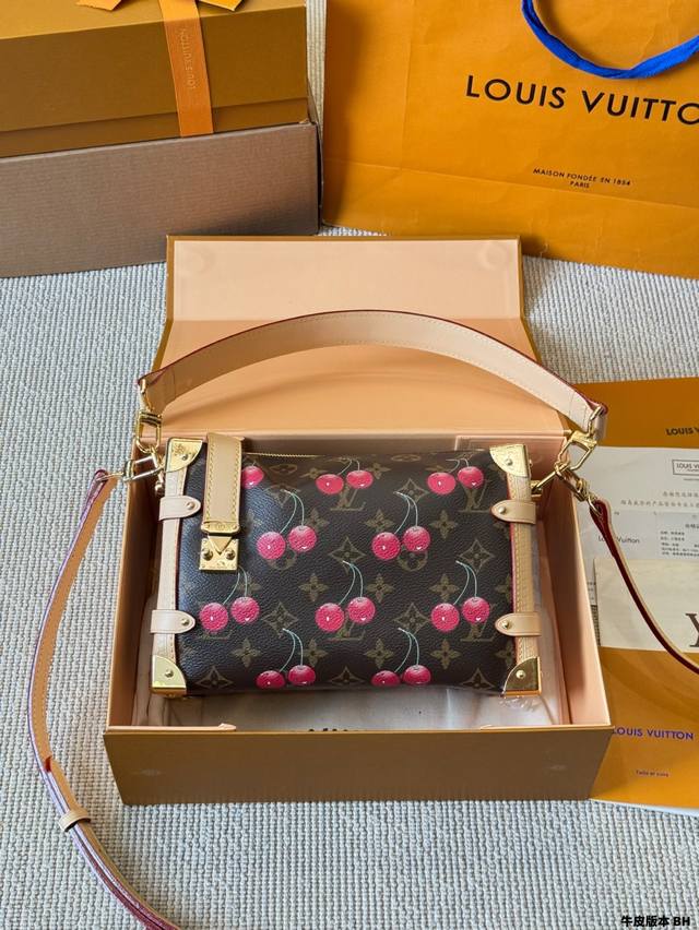 牛皮版本 lv Side Trunk 樱桃印花 谷爱凌 盒子包 箱子包 24新款 是软软的小箱子 很多精致的小细节在里面 大 容量又实用又好凹造型 长短肩带随意 牛皮版本 lv Side Trunk 樱桃印花 谷爱凌 盒子包 箱子包 24新款 是软软的小箱子 很多精致的小细节在里面 大 容量又实用又好凹造型 长短肩带随意