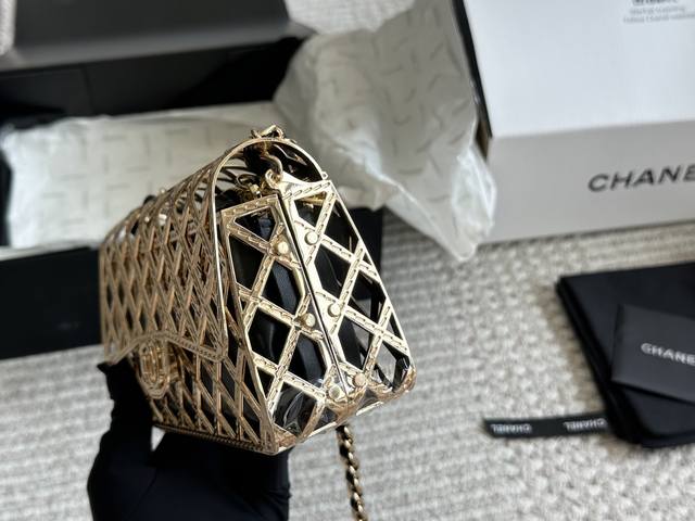 配盒 size 18*11Cm 小香家 金属包 无论搭配还是着货量都是没得说 真的太可爱了 斜挎 配盒 size 18*11Cm 小香家 金属包 无论搭配还是着货量都是没得说 真的太可爱了 斜挎