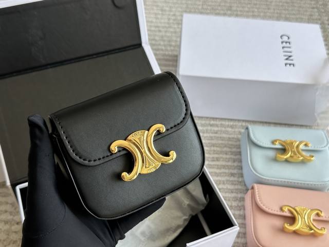 celine新品.上市 火出宇宙的Celine迷你凯旋门 推出新系列啦~ 完全是拽姐与甜美的全新组合 多种材质和颜色可以选择~ 快来寻找属于你的小废包 10Cm
