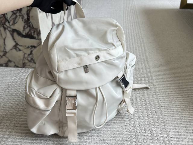 双肩包果断选择Lulu New Crew 22L的容量最大可以放得下16寸电脑 有专门的电脑隔层 出差工作必备 背包含多个口袋和隔层设计 能更好有序的收纳归类