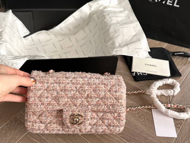 配盒 size 20Cm 小香家 毛呢Cf 仙女色哦 太太太太太美了 美到我心里去的一只包 看到它第一眼就觉得 这就是我的包吧