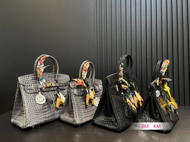 小号 大号 配盒 牛皮 爱马仕经典 铂金包鳄鱼纹说到 Hermes 脑袋中不免鲜浮现那两那精典包款 铂金的样子 外观设计优雅知性 小编们已经按耐不住了女神必备品 小号 大号 配盒 牛皮 爱马仕经典 铂金包鳄鱼纹说到 Hermes 脑袋中不免鲜浮现那两那精典包款 铂金的样子 外观设计优雅知性 小编们已经按耐不住了女神必备品