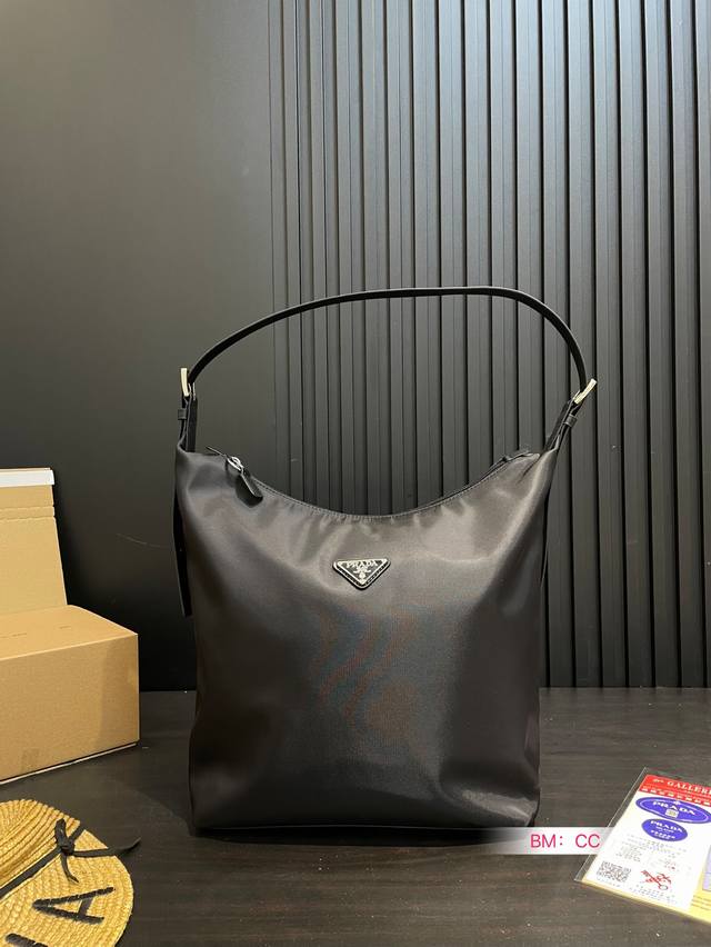 配盒 普拉达 Hobo中古托特包 多了一份随意和简单 完全的时尚潮流搭配 尺寸 28*32