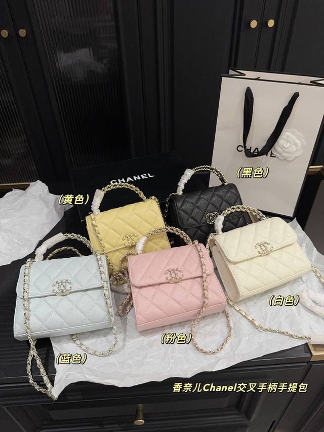 配盒尺寸16.11 香奈儿Chanel交叉手柄手提包 新款的Kelly感觉更加精致动人 啦~编织元素的使用好让女孩子心动啊~那种若隐若现的白色与淡金搭配~无论怎