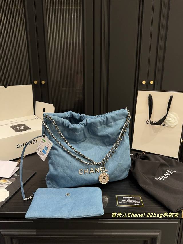 配折叠盒尺寸30.30 香奈儿Chanel 22Bag购物袋 蓝色真的好搭 吸睛又时髦儿 充满了清冷清凉感 牛仔的面料自重比皮款的轻 夏天必不可少的单品 包包设