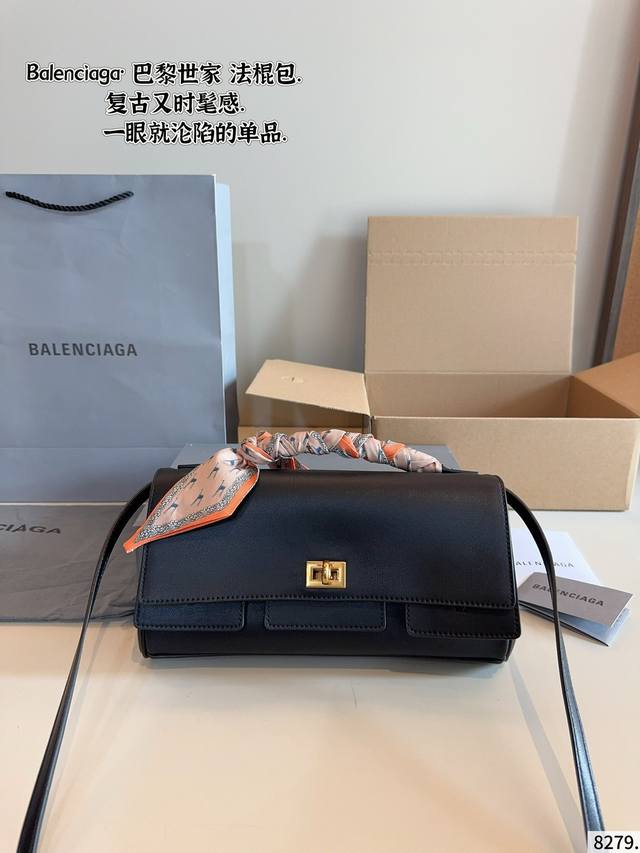 配礼盒. 巴黎世家 Rodeo 法棍包. 又是一款梦中情包 超柔软的小牛皮 手感极好 可斜挎可腋下 真是让人大开眼界 巴黎世家太会设计包了 尺寸 27*5*14