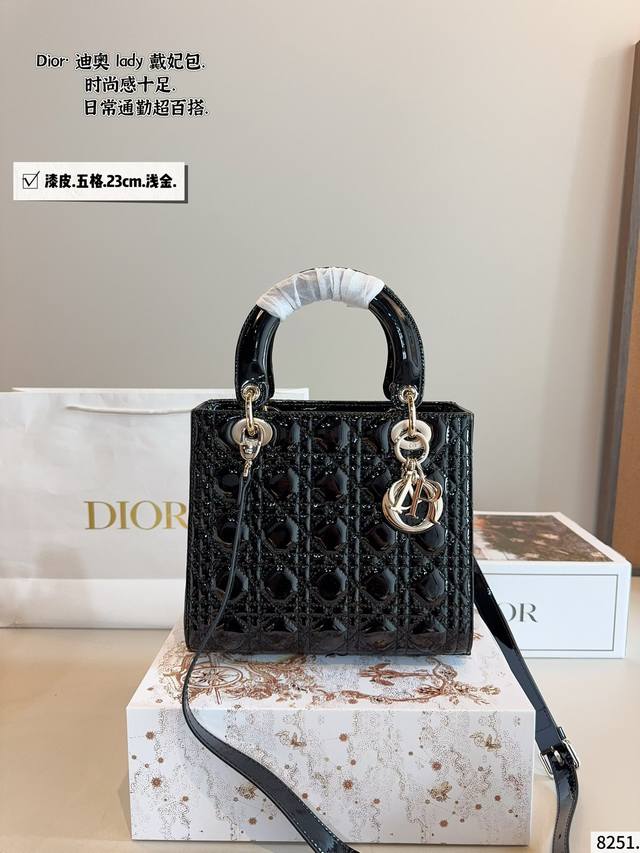 配礼盒. 迪奥Dior Lady D-Joy戴妃包 lady D-Joy传承经典迪家风格 以建筑感线条比例重塑经典 彰显无尽诗意与高贵优雅气质 横版更显得独特和