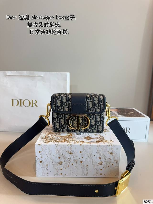 配礼盒. 迪奥Dior 蒙田Box盒子包 小小的盒子包配一条酷酷的宽肩带 凹照型必备 超吸睛 精致的一只 无敌巨可爱 集美们 冲它尺寸 18*5*12Cm