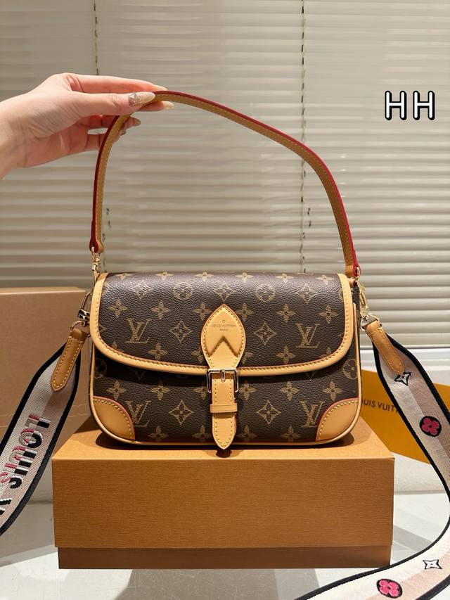 折叠礼盒+免税店飞机盒 lv 法棍包 翻盖手袋 网红爆款 这款邮差包真是太有味道了 浓浓的复古风情 的精髓体现的淋漓尽致 挺括明快的线条与丰富的经典设计细节彰显