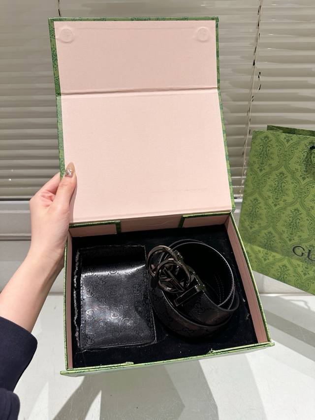 原单 钱包腰带 配礼盒 高版本 腰带 Lv牛皮皮带 热门款 男女通用皮带里面最火的版本啦 质量很好 全套包装 五金绝对不褪色 皮带头和专柜一样的哦 配礼盒手提袋