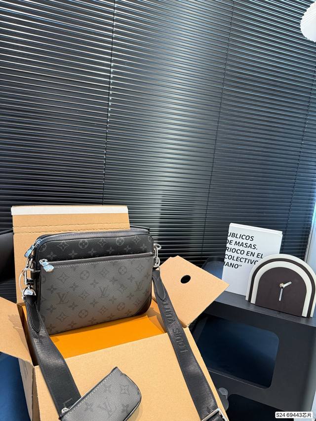 配飞机盒折叠盒子 Lv新推出的男士邮差包火爆得一包难求 更是带起了一股多款式包包的潮流风 很难得的是 这一季三合一又出了男士款 男款三合一的包包各个部分都可以拆