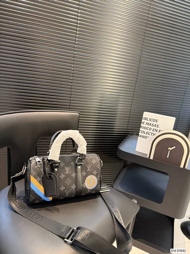 Lv枕头包 Keep手提单肩斜挎款式 宝宝们抓紧来订哈 版型经典不过时 一直深受洋气美妞们喜欢 尺寸 20 14 货号01942