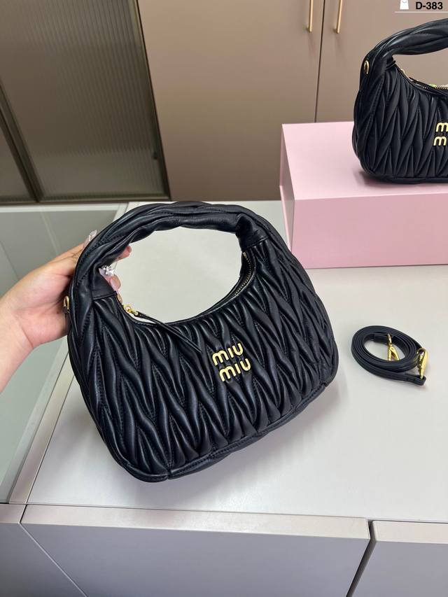 大 羊皮 缪缪Miumiu Hobo褶皱腋下包 优雅精致且又不乏趣味 轻松拿捏富家千金的氛围感 d-383尺寸20 12 25 18折叠盒