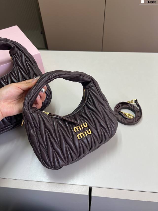 小 羊皮 缪缪Miumiu Hobo褶皱腋下包 优雅精致且又不乏趣味 轻松拿捏富家千金的氛围感 d-383尺寸20 12 25 18折叠盒