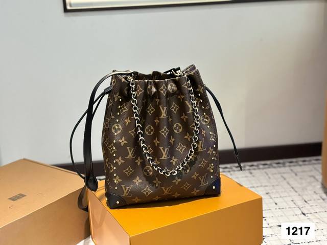 配盒子 Lv25秀款水桶包 louis Vuitton 2025早春系列水桶包 新季包袋作品中最引人注意的新款N Ono 水桶包 在底部和侧面加入经典硬箱的金属