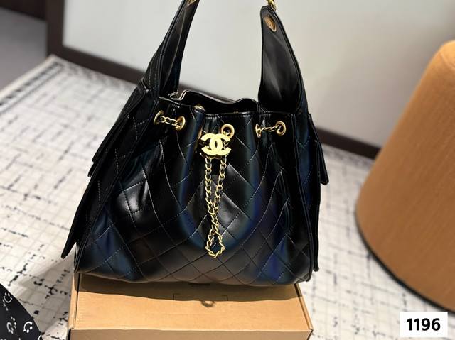 礼盒 期待己久的香奈儿托特 时尚感十足 实用性也毫不逊色 无论是逛街 学会还是工作 都能成为你的最佳搭档 尺寸 大号30 25