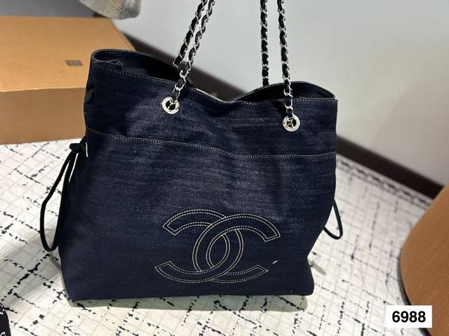 香奈儿牛仔购物袋 经典的牛仔搭配做旧的风格 看上去好有质感 看一眼就喜欢 随意感才是香奈儿托特的特点哦 尺寸 41 37