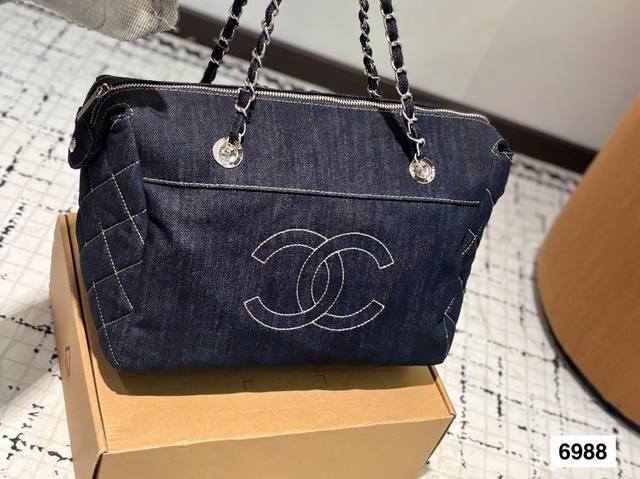 香奈儿牛仔购物袋 经典的牛仔搭配做旧的风格 看上去好有质感 看一眼就喜欢 随意感才是香奈儿托特的特点哦 尺寸 30 27