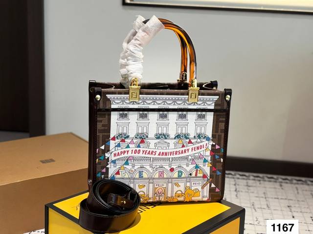 配折叠盒子 芬迪托特 不能错过的芬迪百周年款 2025迎接芬迪的第一个百周年纪念特别推出了一系列富有品牌元素的图案展现Ff的有趣基因 包括有法棍小松鼠 食物 当