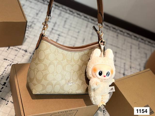 配飞机盒 小号蔻驰托特包 除了好看还是好看 托特包造型简单又好用关键是超好看 轻便 缤纷又结实 分分钟成为街上最具回头率的时尚单品 尺寸 20 16