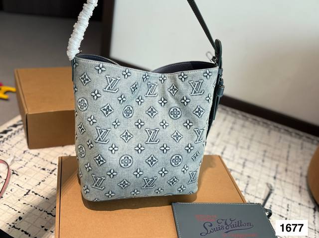 配盒子 Lv All In Gm的容量还非常可观 甚至都可以轻松装下13英寸Macbook想买只新款大包的女生 不妨可以看看它 尺寸 26 30