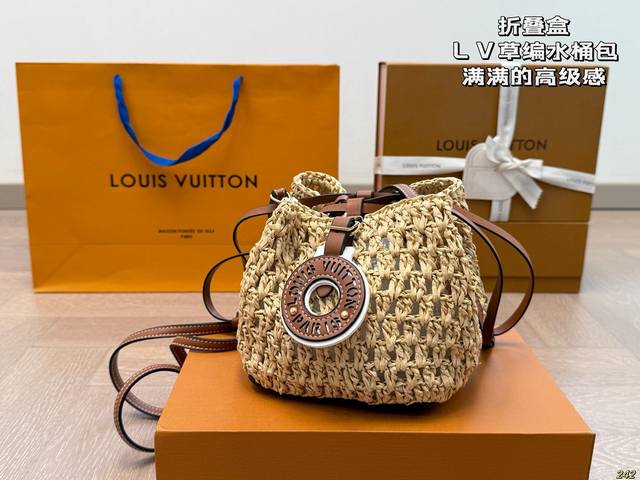 折叠盒 lv 草编 水桶包 超流行 它设计精美带有复古味道 我去旅游和度假的时候会带上它 因为它卡其色系的草编颜色与设计风格鲜明的建筑很搭 也与度假穿的长裙非常