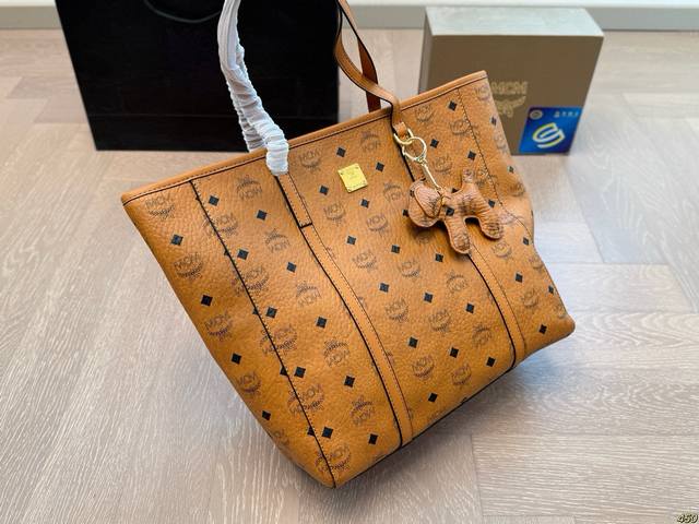 3色 配小狗挂件 mcm经典托特包 包贼好看 任何风格都可以驾驭 质感非常好 绝对首选 爆款 尺寸32 31 3色 配小狗挂件 mcm经典托特包 包贼好看 任何风格都可以驾驭 质感非常好 绝对首选 爆款 尺寸32 31