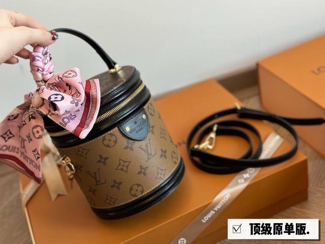 原单 赠送丝带 L家 Canne 发家致富第一-步 入个Lv发财桶使用率100%的这款Lv圆桶 容量真的巨巨巨大++ 手机 粉饼 卡包都塞得下 怪不得总有人说它