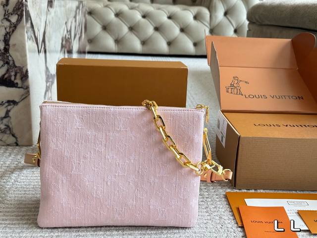 原版布 lv Coussin 抱抱包 最爱的单宁牛仔出货啦 地让我拿上手的那一刻就爱上了它的触感 包包内里很多小隔层 让各种私人物品各归其位 这款包具有独特的风