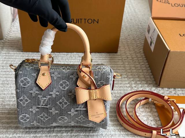 配礼盒 复古单宁包Yyds随性又时髦 时髦的复古牛仔面料也太好看了吧收到迫不及待背出去看展拍美照 柔软轻便的牛仔面料随性时髦又街头特意选了经典的Nano Spe