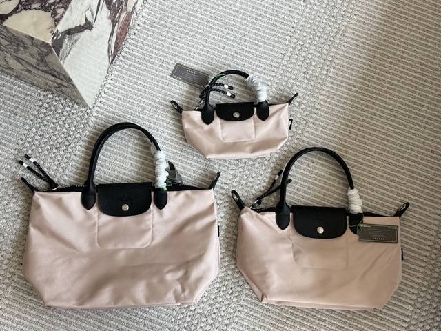 size 17*13Cm 小 25*21Cm 中 43*37Cm 大 longchamp珑骧I尼龙饺子包 黑棕经典色 这个颜色你不冲吗