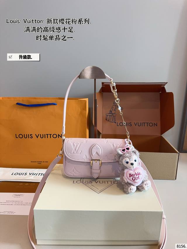 配礼盒 l家 Diane 法棍手袋 定制老花面料搭配深色树膏皮 配置两条肩带 今天的快乐是法棍给的 搜索 Lv 法棍 原单品质 尺寸 19*6*11Cm