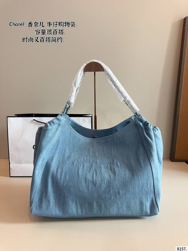 chanel牛仔宝宝真的很香 在Chanel其他个别系列价格p趋于平稳后 牛仔依然坚挺甚至还有继续向上的大好势头 这只牛仔包包虽然很极品但是却很好搭 不会很扎眼