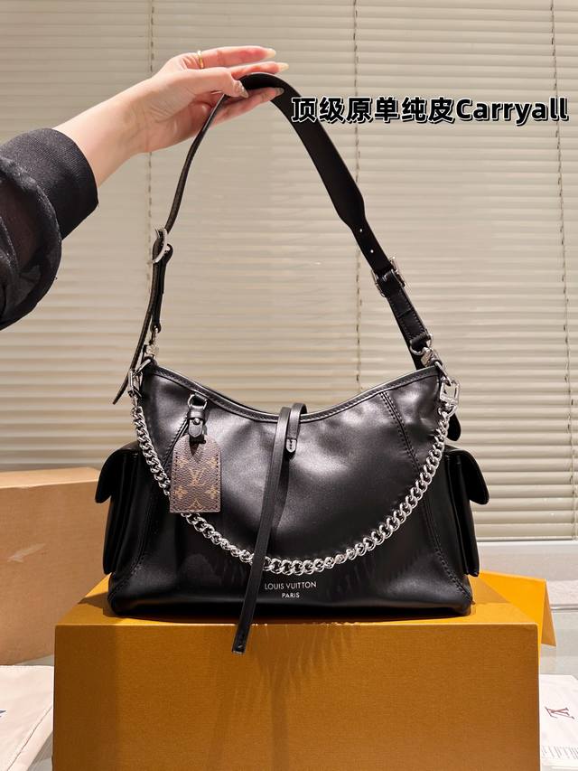 原单 纯皮 lv Carrall小号牛皮] .,暗黑学院风 暗黑机车风 今日份的酷感Cool风暴 由Lv的Carryall黑色羊皮包 包引领 让你轻松成为酷酷日