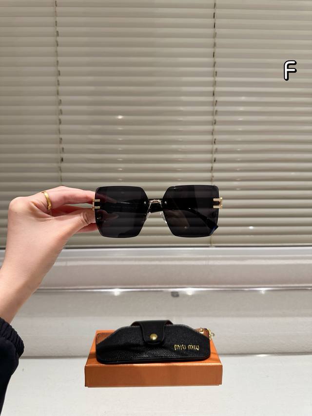 大牌墨镜配送眼镜包 可当挂件使用哦 配礼盒