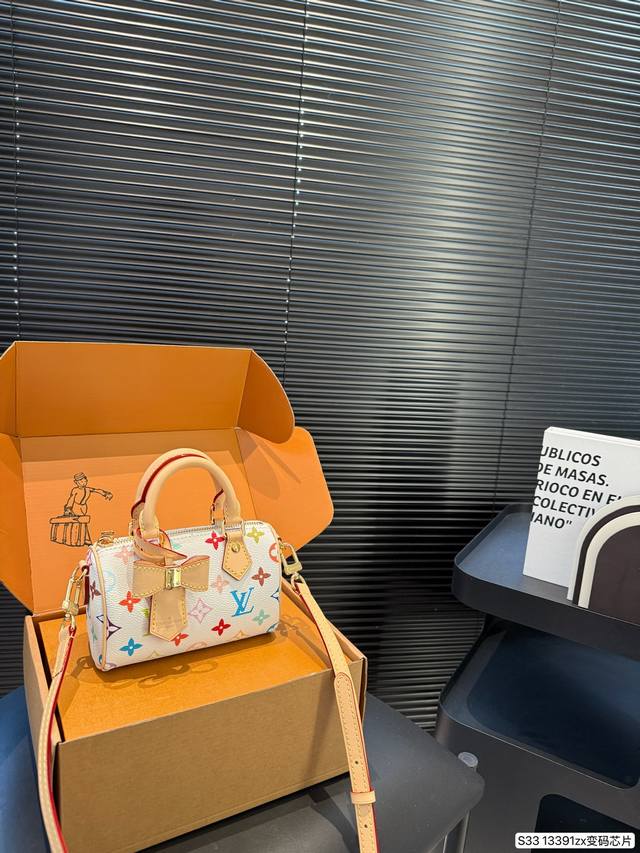 配飞机盒折叠盒子Lv 枕头包 lv尤物人间白三彩真漂亮啊白三彩系列每一只都值得收藏 又可以搭配俏皮可爱下次想试试洒脱一点穿搭彩色老花 五彩缤纷的少女心满出来这只