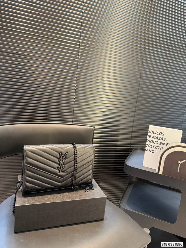 配折叠盒子 圣罗兰信封包 原版五金Logo 首_所谓人人必备一款 这个款式必须自留 经典版型 真的是让人眼前一亮 喜欢的美妞抓紧啦 实物简直太美 尺寸23 16