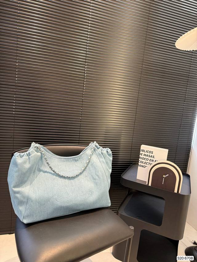 香奈儿牛仔托特包 任何搭配都能够轻松驾驭 低调有质感 容量也很可 尺寸 42 28 货号6708