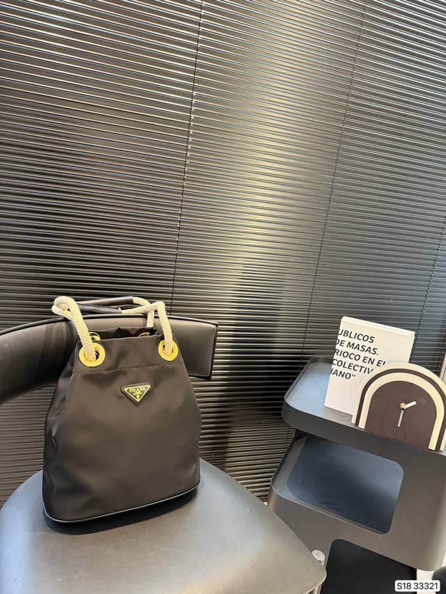 普拉达 Ss25 水桶托特包 prada 复古优雅 满满的高级感 大小适中 容量感人 休闲正装皆可轻松驾驭 尺寸 27 27 货号33321